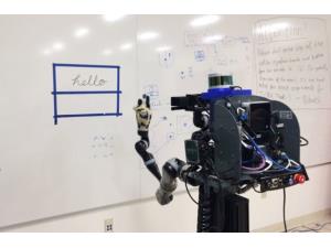 yeni-robot-musteqil-sekil-cekir-ve-muxtelif-dillerde-yazir