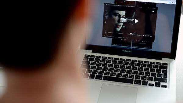 apple-macbook-pro-noutbuklarinin-bir-hissesini-geri-cagirir