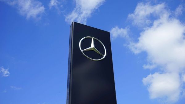 mercedes-benz-45-mine-yaxin-avtomobili-geri-cagirir