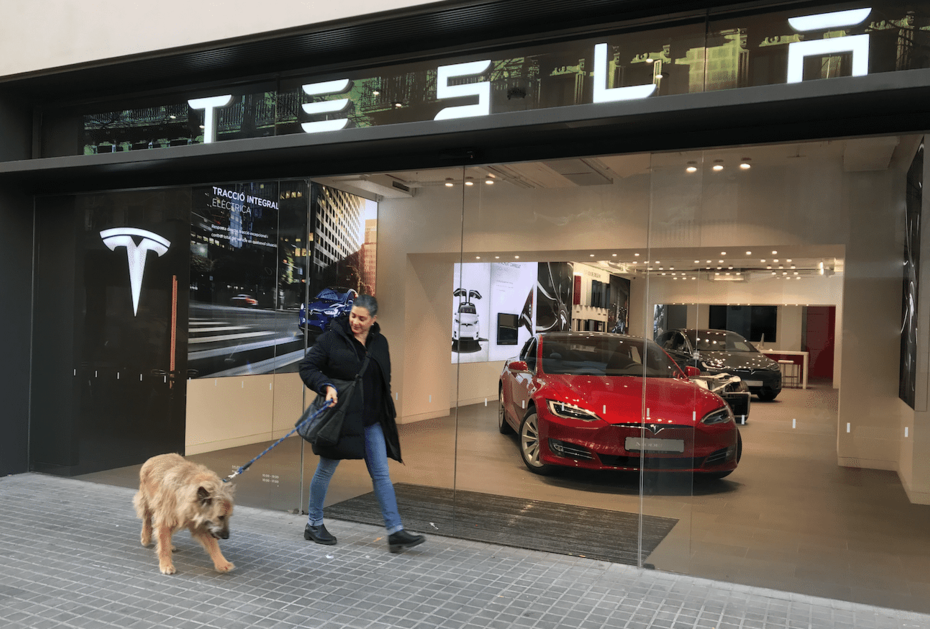 tesla-mayda-esas-reqiblerinden-3-defe-cox-elektromobil-satib
