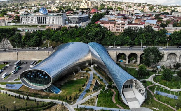 tbiliside-meshur-bina-satisa-cixarilir