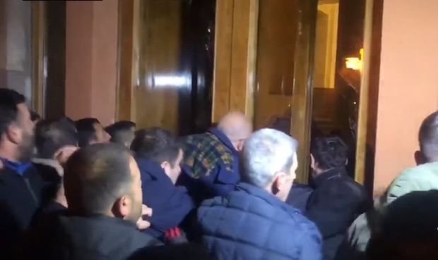 ermenistanda-etirazcilar-soros-fondunun-ofisini-dagitdilar-video