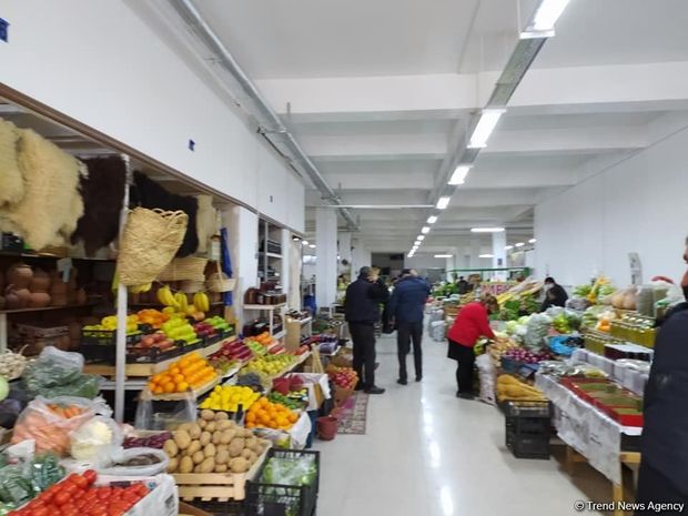 bakinin-meshur-bazari-kocurulur-foto
