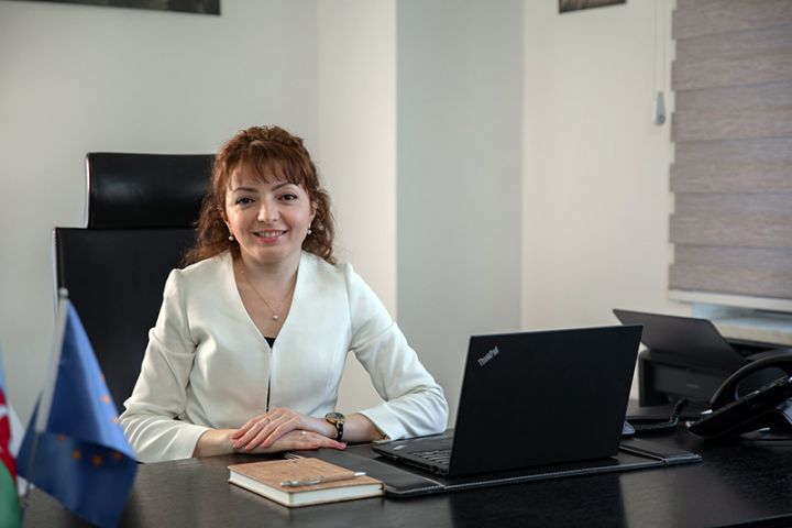 bankin-arxasinda-dag-kimi-dayanmisiq