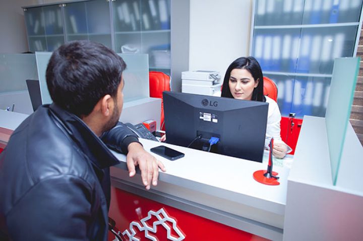 ehali-dollar-ucun-banklardan-boyuk-meblegde-emanetini-geri-goturub
