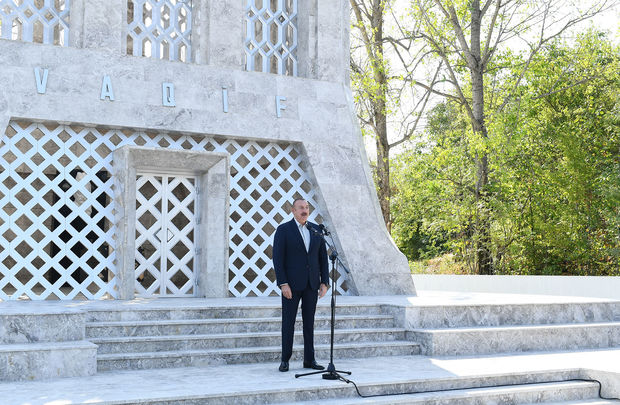 ilham-eliyev-ve-mehriban-eliyeva-susada-vaqif-poeziya-gunlerinin-acilisinda-yenilenib-foto