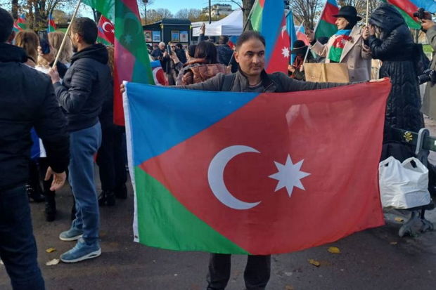 fransa-parlamenti-onunde-kecirilen-aksiyaya-guney-azerbaycanlilar-da-qosulublar-video