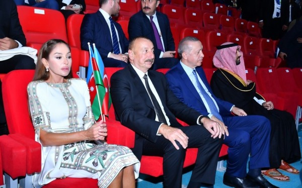 ilham-eliyev-ve-mehriban-eliyeva-v-islam-hemreyliyi-oyunlarinin-acilisinda-istirak-edibler