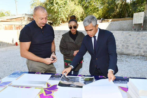 prezident-ve-birinci-vitse-prezident-susada-temir-ve-berpa-olunan-hotelde-gorulen-islerle-tanis-olub