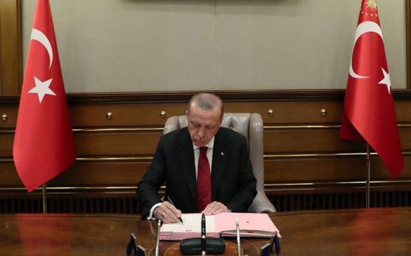 erdogan-azerbaycanla-turkiye-arasinda-imzalanan-qrant-sazisini-tesdiqleyib