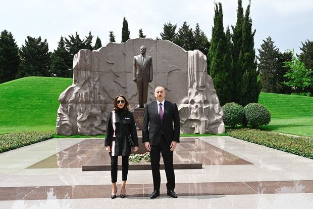 ilham-eliyev-ve-mehriban-eliyeva-umummilli-lider-heyder-eliyevin-mezarini-ziyaret-edibler