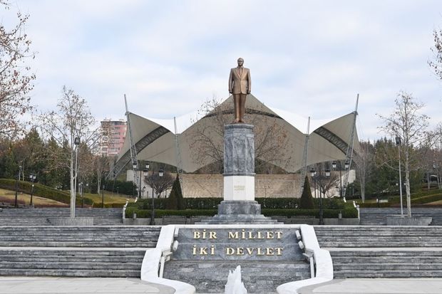 ilham-eliyev-ankarada-heyder-eliyevin-abidesini-ziyaret-edib-yenilenib-foto-video