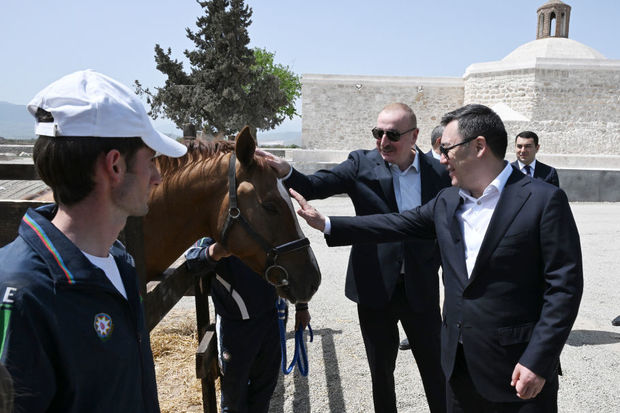 ilham-eliyev-qirgizistan-prezidentine-qarabag-ati-hediyye-etdi-foto