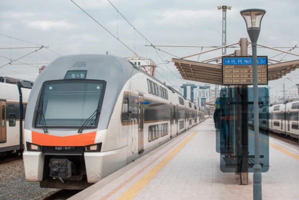 yeni-istifadeye-verilmis-qatarlari-dasa-tutdular