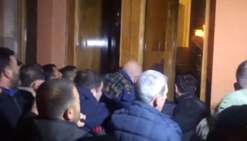ermenistanda-etirazcilar-soros-fondunun-ofisini-dagitdilar-video