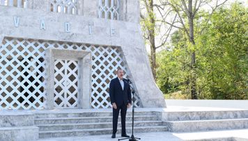 ilham-eliyev-ve-mehriban-eliyeva-susada-vaqif-poeziya-gunlerinin-acilisinda-yenilenib-foto